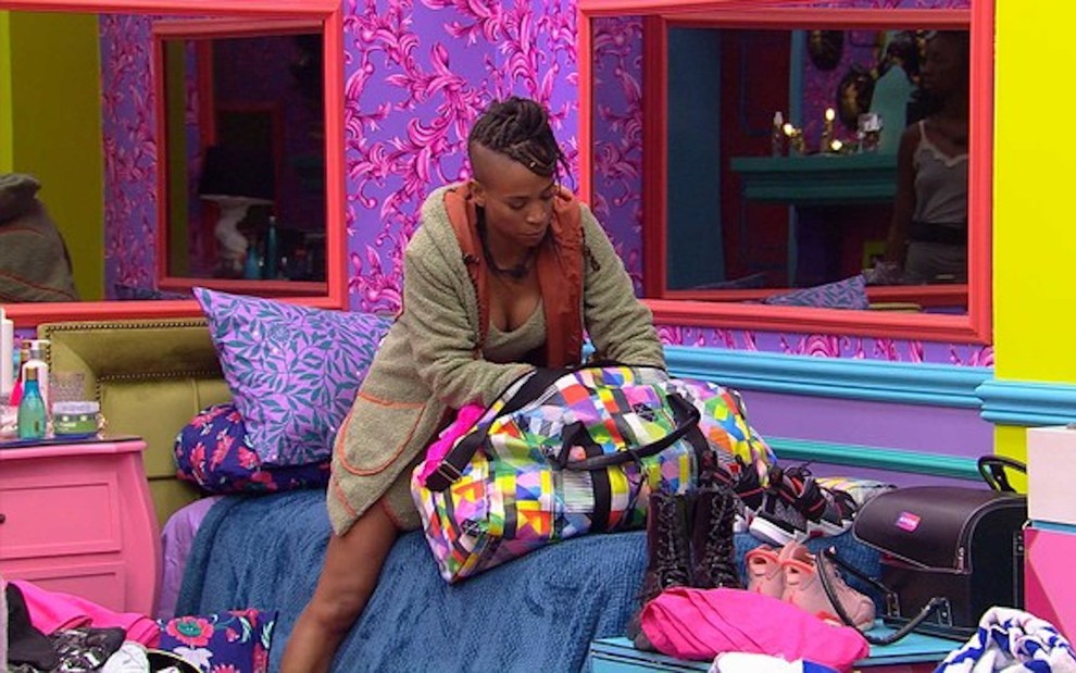 A cantora Karol Congá enche mala em quarto colorido da casa do Big Brother Brasil 21