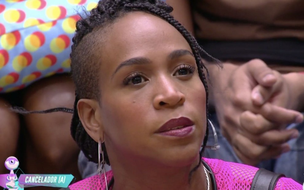 A cantora Karol Conká olha séria no BBB21 na noite de segunda-feira (1), na Globo