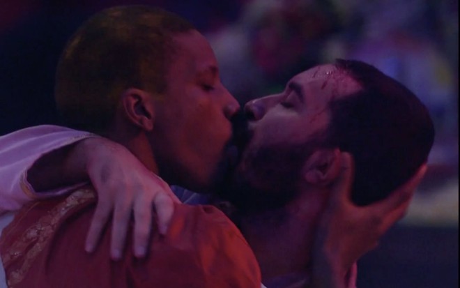 O ator Lucas Penteado e o economista Gilberto Nogueira se beijando na festa Holi Festival no BBB21, na madrugada deste domingo, na Globo