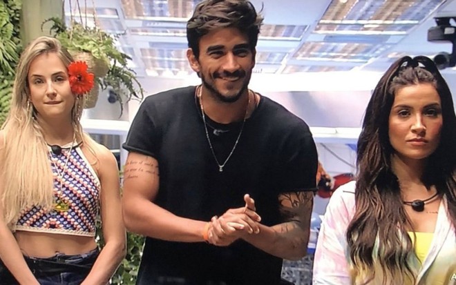 Gabi (à esq.), Guilherme e Bianca Andrade na sala do BBB20