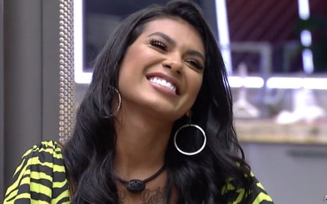 A funkeira e participante do BBB21 Pocah sorri no reality da Globo