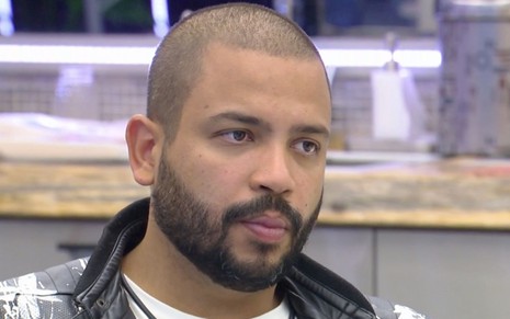 O cantor Projota na cozinha do BBB21 na manhã deste domingo (7) na Globo