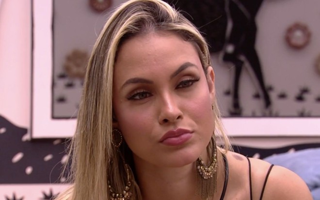 Sarah Andrade no BBB21, maquiada, com olhar atento, no quarto cordel