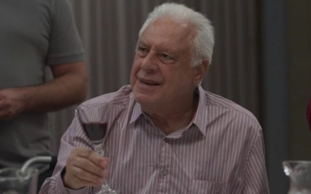O ator Antonio Fagundes segura taça de vinho em cena de brinde na novela das sete da Globo, Bom Sucesso