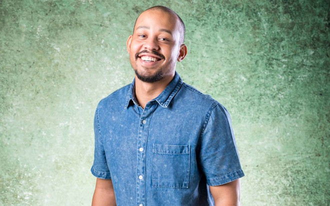 Antônio Carlos em foto de divulgação: com camisa azul, ator sorri para a câmera