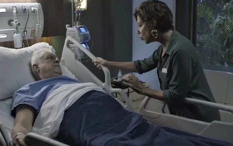 Alberto (Antonio Fagundes) em uma cama de hospital com Vera (Angela Vieira) em cena de Bom Sucesso
