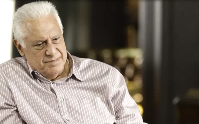 O ator Antonio Fagundes caracterizado como o personagem Alberto em cena de Bom Sucesso