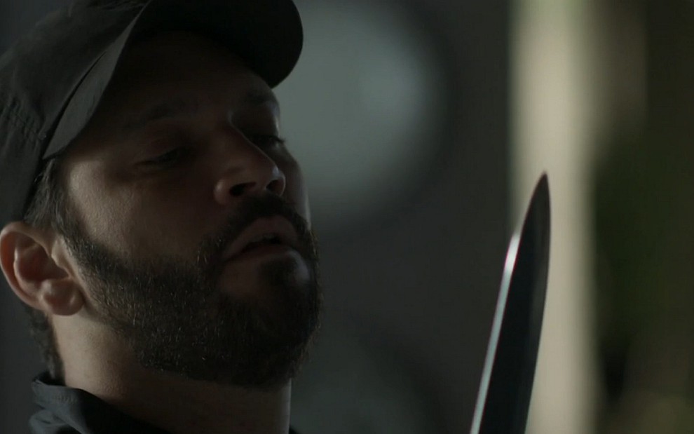 Diogo (Armando Babaioff) pega faca após invadir a mansão no penúltimo capítulo de Bom Sucesso