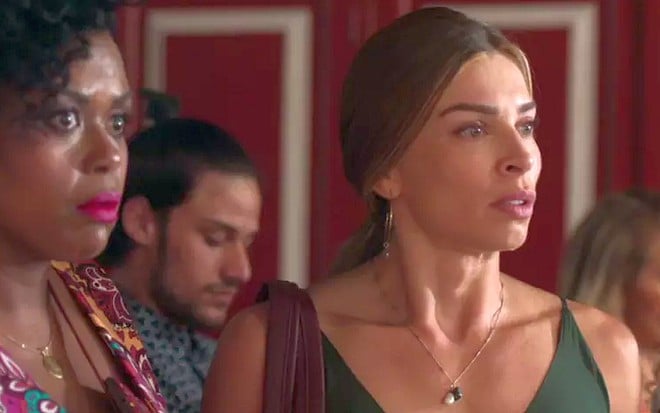 A atriz Grazi Massafera em cena como Paloma na novela Bom Sucesso