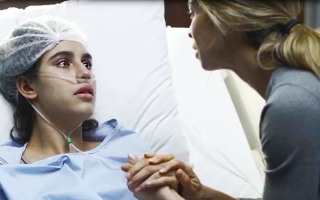 Gabriela (Giovanna Coimbra) é consolada por Paloma (Grazi Massafera) na cama do hospital em Bom Sucesso