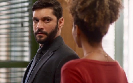 Armando Babaioff faz um olhar interrogativo para Sheron Menezzes em cena da novela das sete da Globo, Bom Sucesso