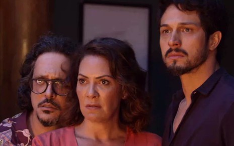 Mario (Lucio Mauro Filho), Nana (Fabiula Nascimento) e Marcos (Romulo Estrela) encaram o vilão em Bom Sucesso