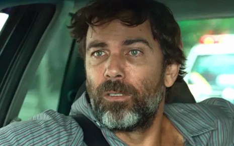 O ator Marcelo Faria caracterizado como o personagem Elias em cena de Bom Sucesso