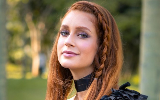 A atriz Marina Ruy Barbosa posa caracterizada como Eliza nos bastidores da novela Bom Sucesso, da TV Globo