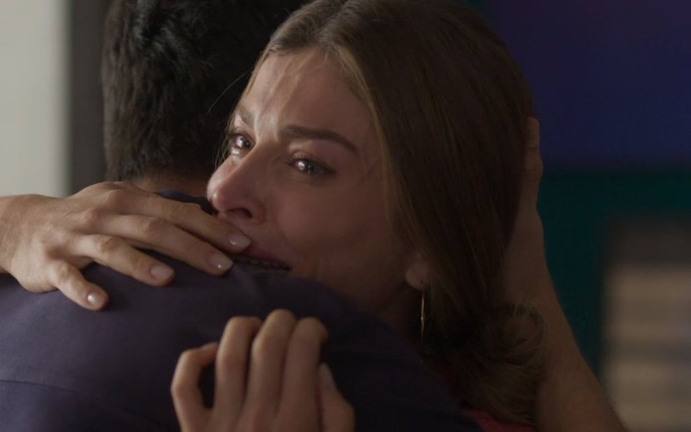 Romulo Estrela é abraçado por Grazi Massafera, que chora em cena da novela Bom Sucesso, da TV Globo