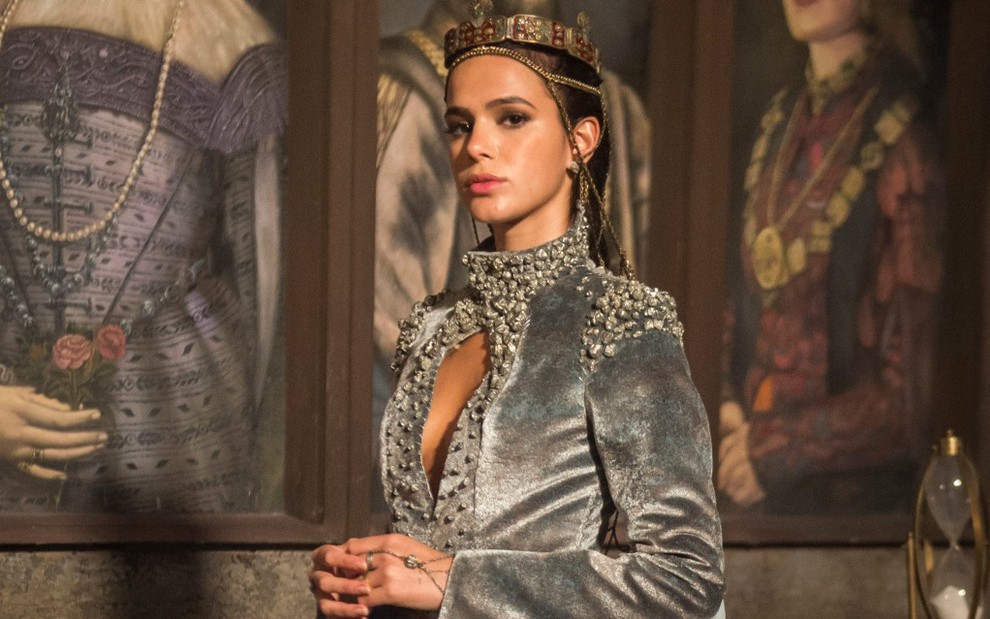 A atriz Bruna Marquezine como a personagem Catarina em cena da novela Deus Salve o Rei, de 2018
