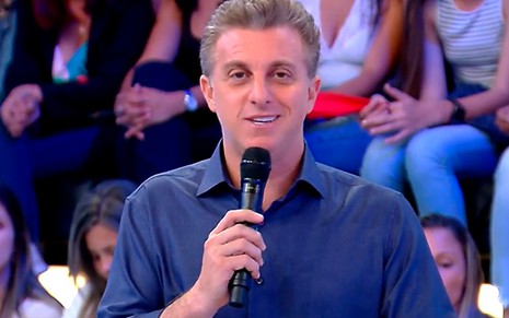 O apresentador Luciano Huck no palco do programa Caldeirão do Huck, na Globo