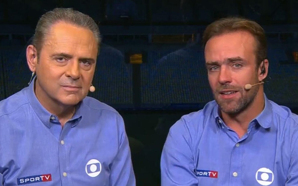 O narrador Luís Roberto e o comentarista Roger Flores na cabine de transmissão da Globo no Maracanã