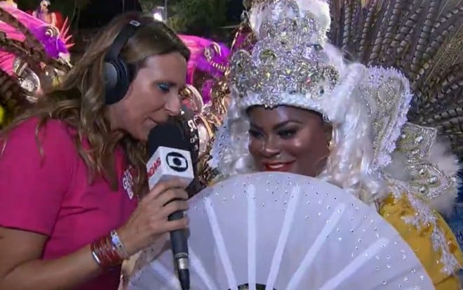 Tatiana Nascimento em entrevista com Jojo Todynho ao vivo na transmissão do Carnaval da Globo