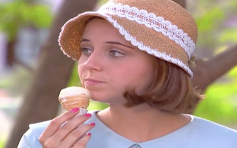 A atriz Luiza Curvo como a personagem Cássia tomando sorvete na novela Chocolate com Pimenta, da Globo, em 2003