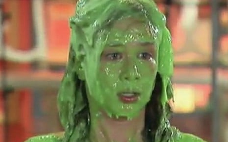 A atriz Mariana Ximenes completamente coberto de tinta verde como a Ana Francisca em cena de Chocolate com Pimenta 
