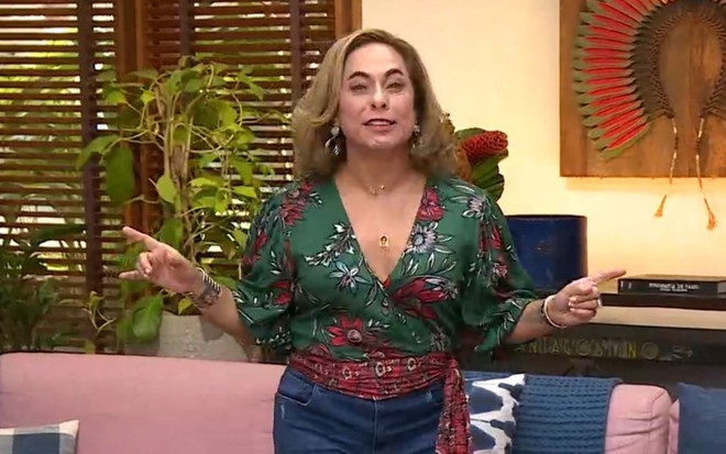 Cissa Guimarães no estúdio do É de Casa, ela está comemorando a volta ao trabalho na Globo