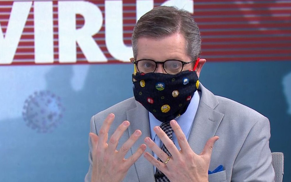 O apresentador Márcio Gomes usando uma máscara durante o programa Combate ao Coronavírus desta quinta-feira (2), na Globo