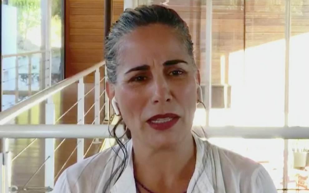 A atriz Gloria Pires em video-chamada no programa Conversa com Bial: atriz usa camisa branca e batom vermelho 