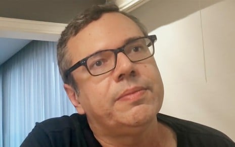 Close do rosto do autor João Emanuel Carneiro em entrevista para o Conversa com Bial: ele usa óculos e camiseta preta