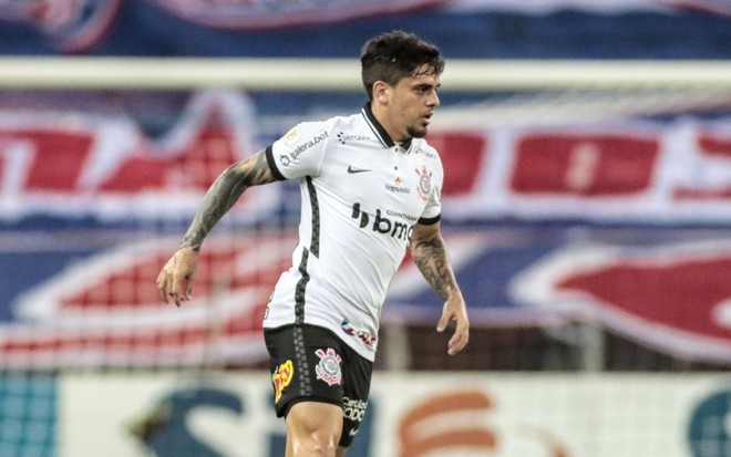 Fagner correndo com a bola no jogo entre Fortaleza e Corinthians pelo Brasileirão