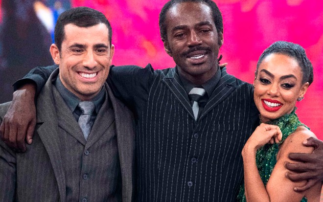 Kaysar Dadour, Jonathan Azevedo e Dandara Mariana abraçados no Domingão do Faustão