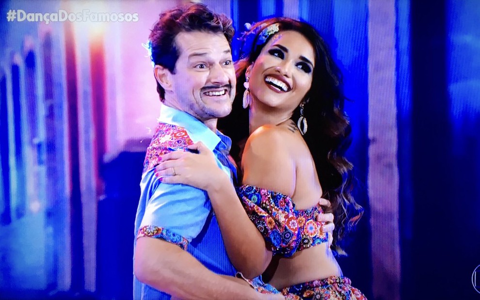 O ator Marcelo Serrado faz expressão facial forçada de felicidade em apresentação do Dança dos Famosos com Beatriz Larrat