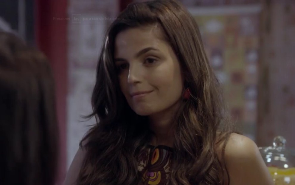 A atriz Emanuelle Araújo com expressão pensativa no papel de Dandara em Malhação Sonhos