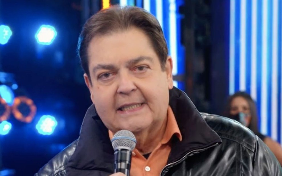 O apresentador Fausto Silva no palco do programa Domingão do Faustão, da Globo, do dia 23 de agosto
