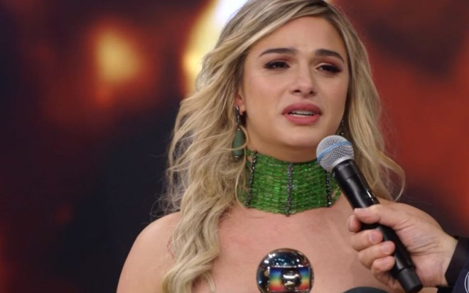 Glamour Garcia recebe troféu do Melhores do Ano na categoria atriz revelação, no Domingão do Faustão, da Globo