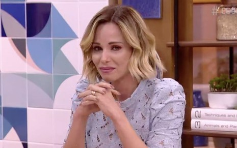 A apresentadora Ana Furtado emocionada no É de Casa deste sábado (6), na Globo