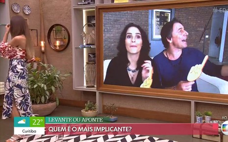 No telão do É de Casa, Fernanda Tavares e Murilo Rosa parecem sem graça, enquanto Patricia Poeta dá risada no cenário do programa