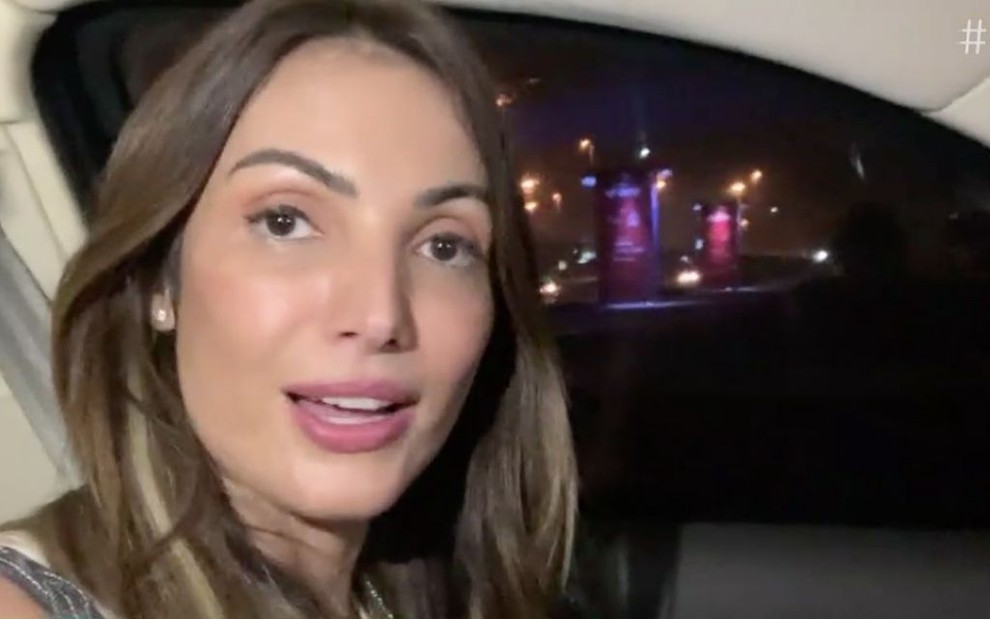 A apresentadora Patricia Poeta dentro de um carro em vídeo gravado para uma reportagem do programa É de Casa, da Globo