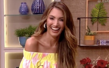 A apresentadora Patrícia Poeta aparece rindo de vestido amarelo no É de Casa deste sábado (9), na Globo