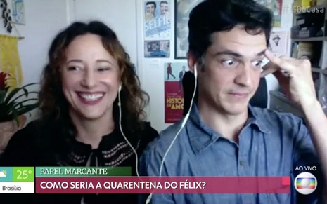 O casal Paula Braun com Mateus Solano, que imita personagem Félix de Amor à Vida, em participação por videochamada no programa É de Casa, da Globo