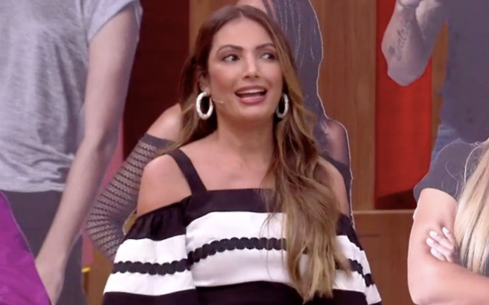 A apresentadora Patrícia Poeta olha para o lado no Encontro com Fátima Bernardes desta quarta (17) na Globo
