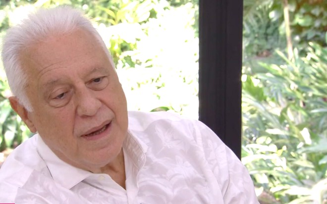 O ator Antonio Fagundes olha para um receita preparada por Ana Maria Braga durante o Mais Você