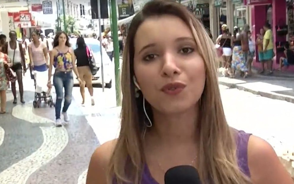 A repórter Cássia Carioca em link ao vivo no programa Encontro, nesta terça-feira (17) 