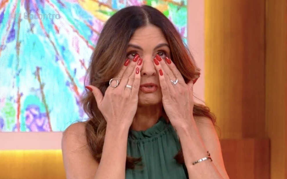 A apresentadora Fátima Bernardes chora e limpa suas lágrimas no programa Encontro, da Globo, desta segunda-feira (4)