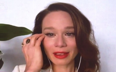 A atriz Mariana Ximenes chora em videochamada com o programa Encontro com Fátima Bernardes, da Globo
