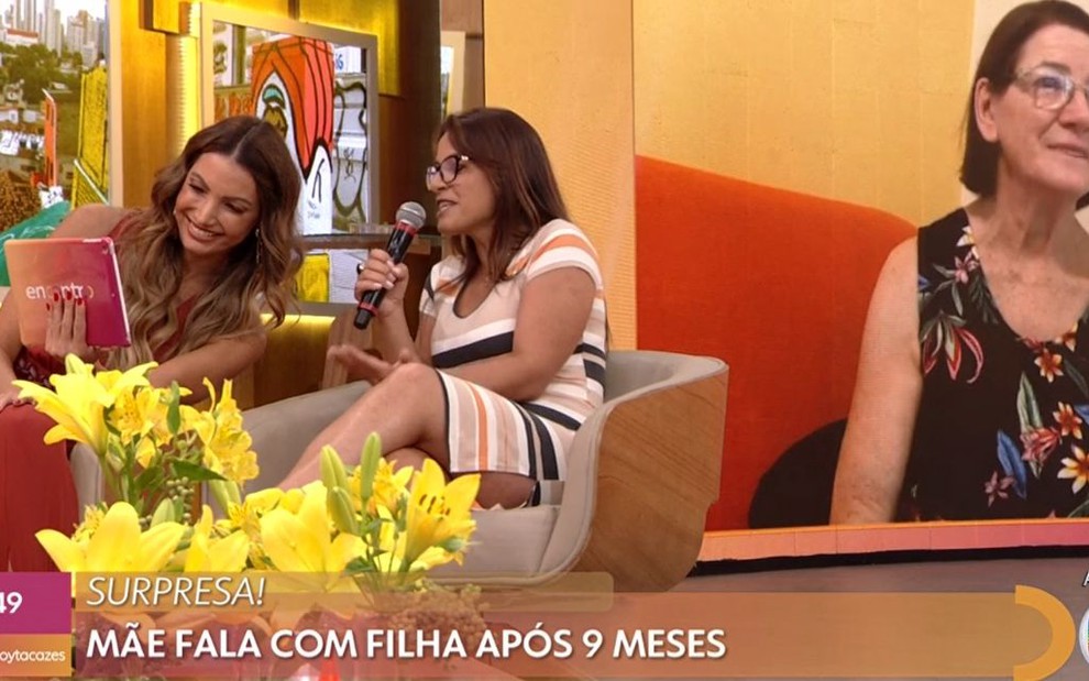 A apresentadora Patrícia Poeta no programa Encontro, da Globo, na manhã desta terça-feira (7), segurando um tablet para uma entrevistada conversar com sua mãe, que aparece no telão da atração 