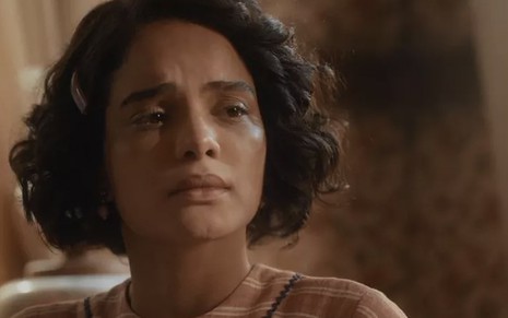A atriz Carol Macedo chora caracterizada como a Inês em cena de Éramos Seis