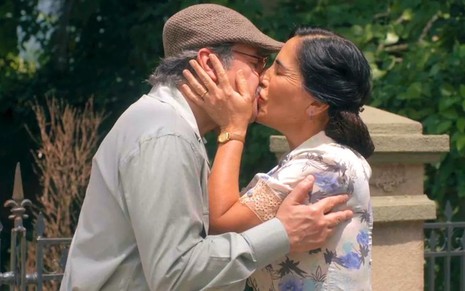 Os atores Cássio Gabus Mendes e Gloria Pires se beijam em cena de Éramos Seis, caracterizados como os personagens Afonso e Lola