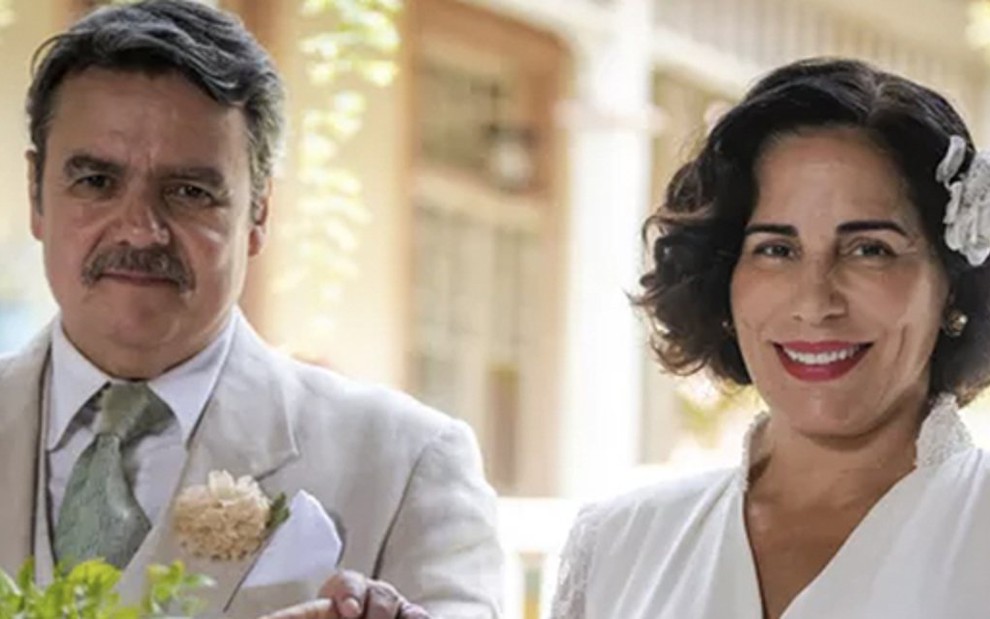 Os atores Cássio Gabus Mendes e Gloria Pires em cena do casamento de Lola e Afonso em Éramos Seis