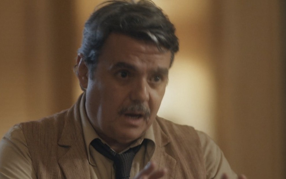 O ator Cássio Gabus Mendes caracterizado como Afonso em cena de Éramos Seis